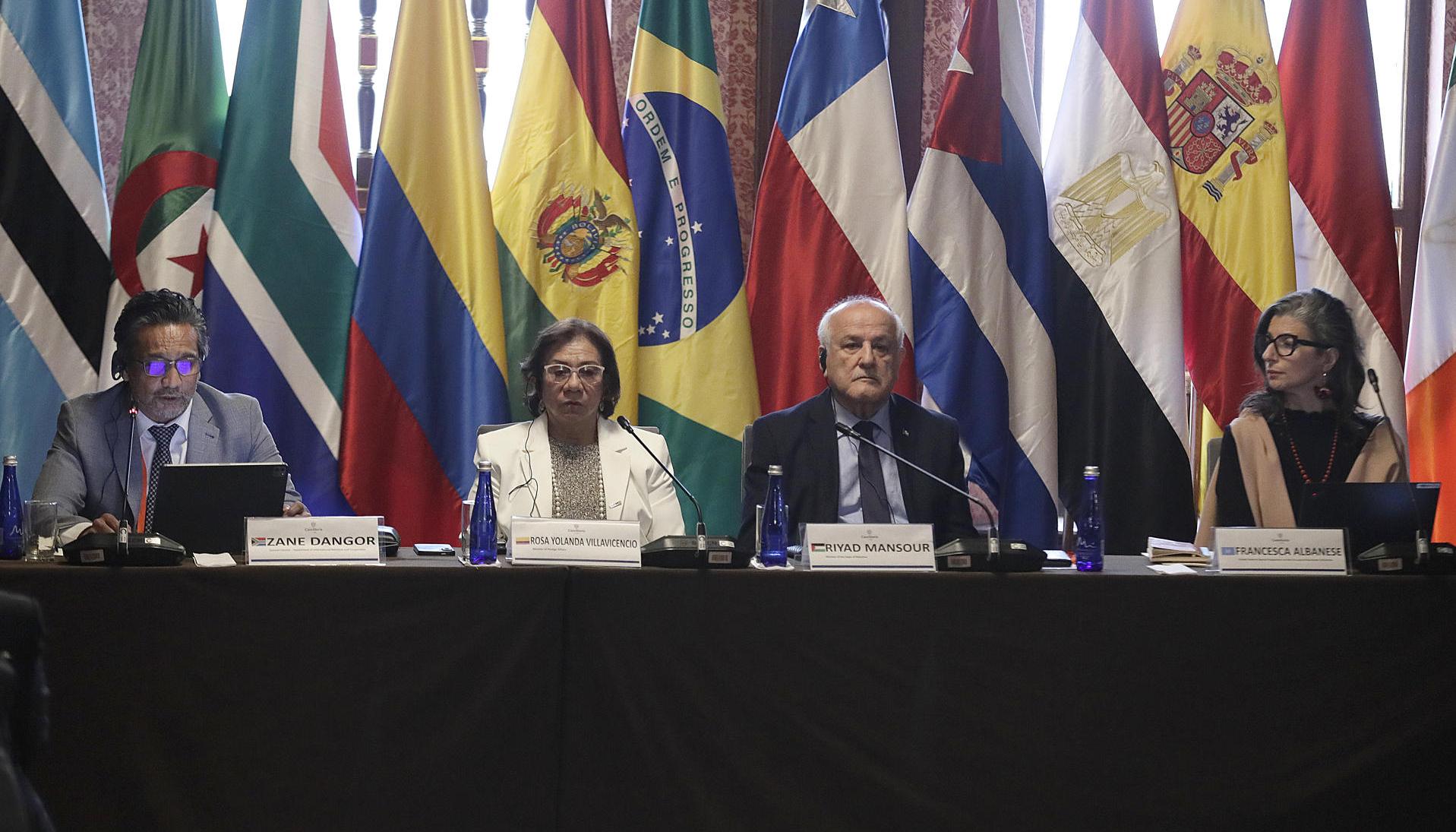 Directivos durante la instalación de la primera cumbre ministerial de emergencia del Grupo de La Haya este martes.