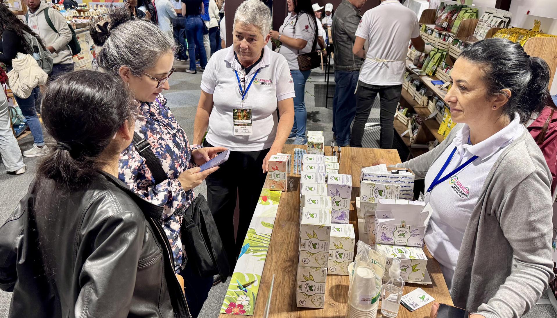 Personas recorren un pabellón en la feria Agroexpo. 