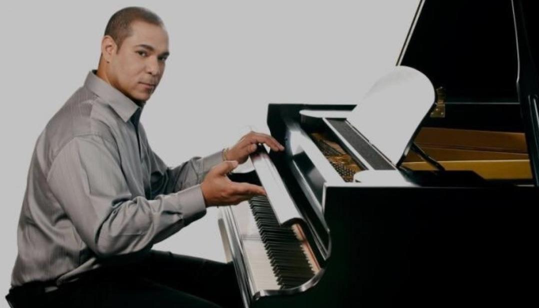Milton Salcedo Cuao, artista samario de música clásica y popular, pianista, director musical y productor. 