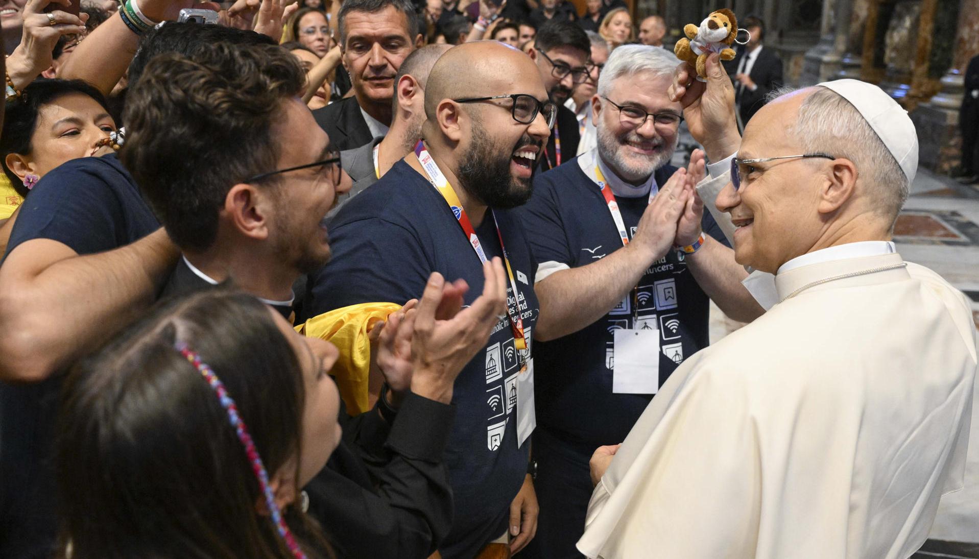 El Papa saludando al final de la misa celebrada en la basílica de San Pedro a los 'influencers'.