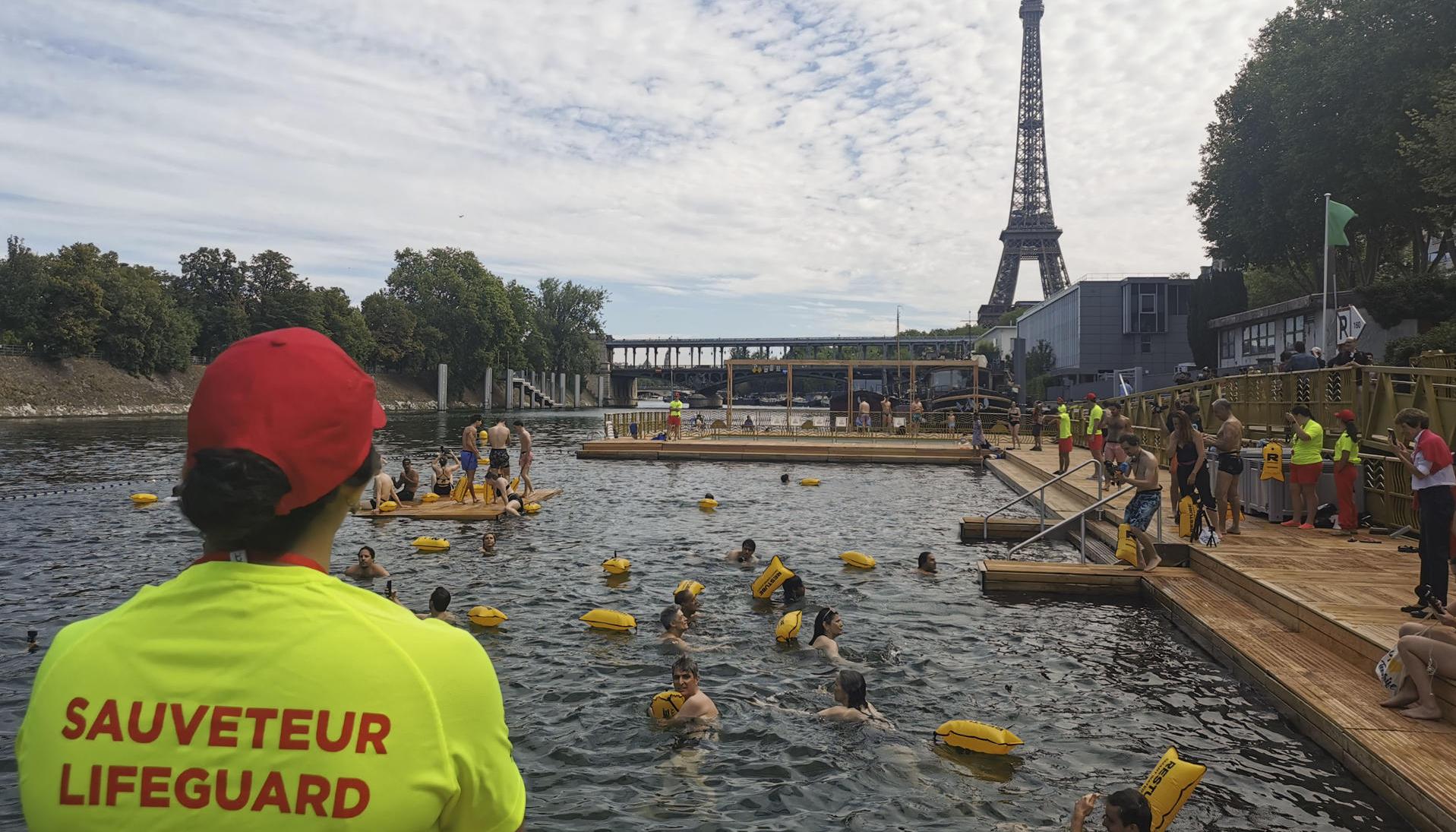 Las aguas del río Sena volvieron a recibir a bañistas en París. 