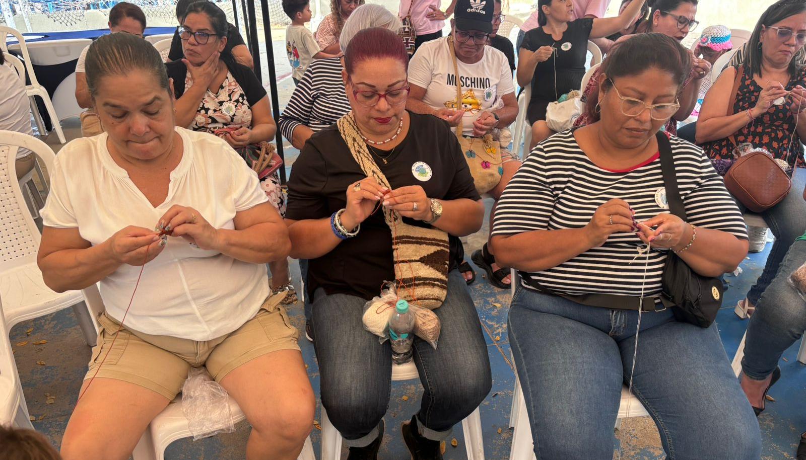 Estas iniciativas fomentan liderazgo y colaboración comunitaria. 