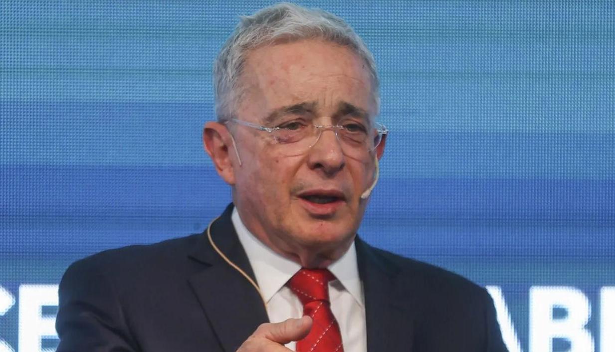 Álvaro Uribe Vélez. 