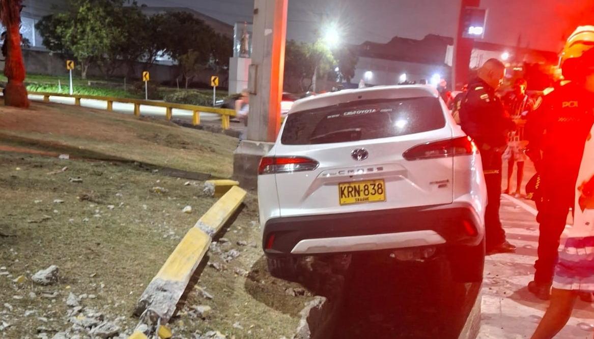 La camioneta accidentada en la rotonda del barrio Las Flores. 