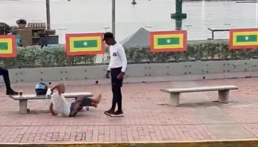 Funcionario de Distriseguridad al agredir a la habitante de la calle.