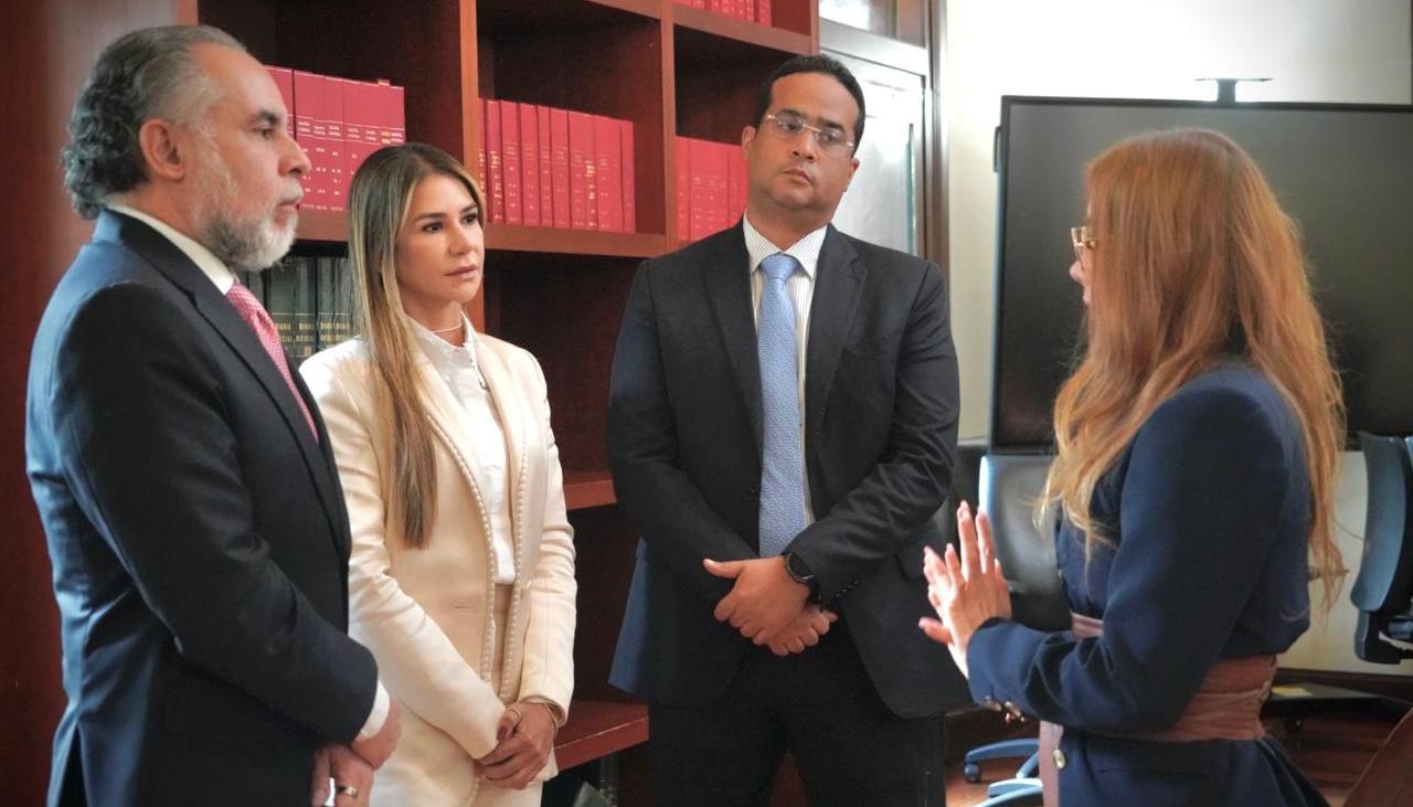 El gobernador de La Guajira, Jairo Aguilar, reunido con los ministros Armando Benedetti y Diana Morales, y la gobernadora del Cesar, Elvira Milena Sanjuán.