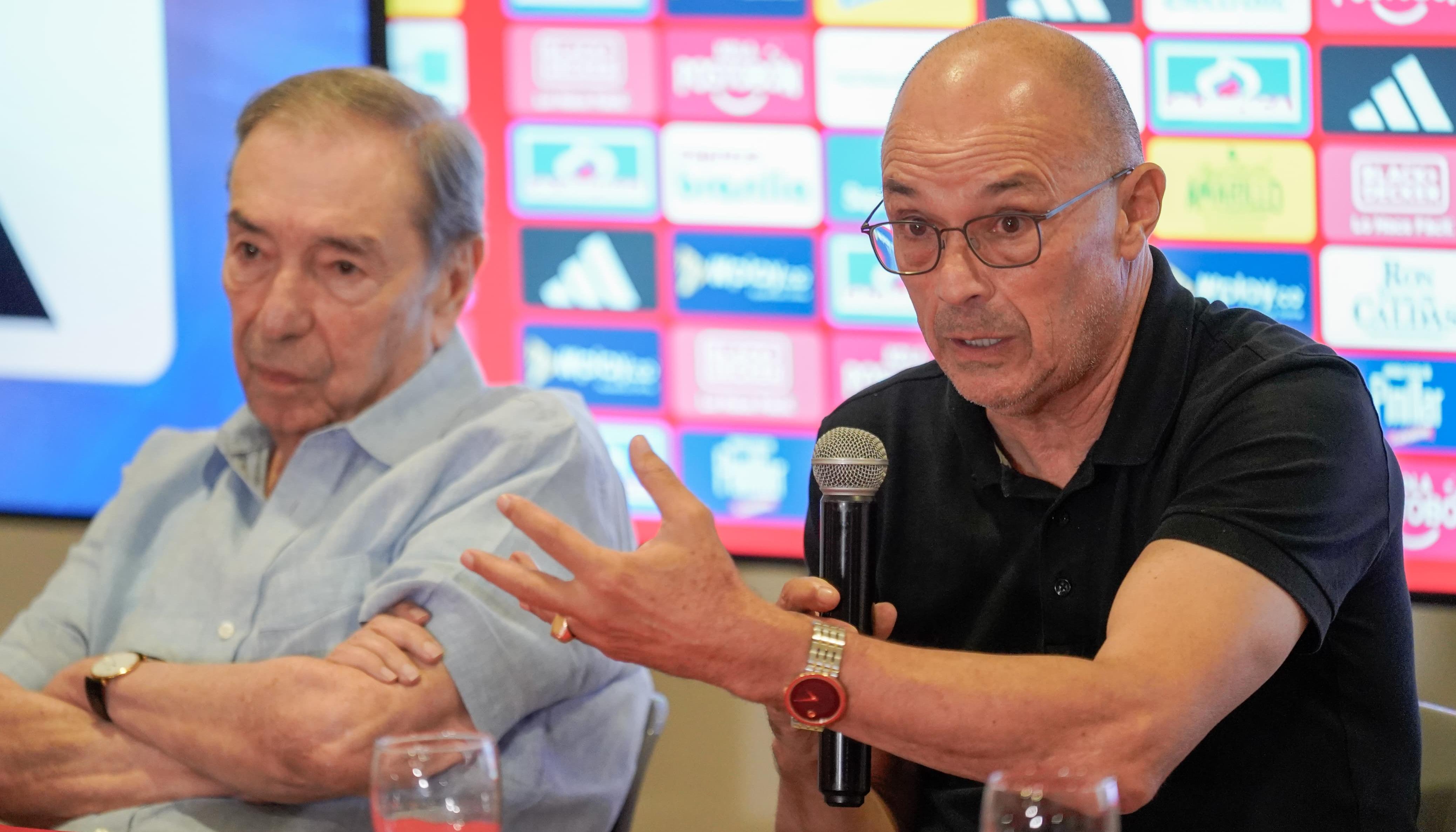 Alfredo Arias junto a Fuad Char en su presentación como nuevo técnico de Junior.
