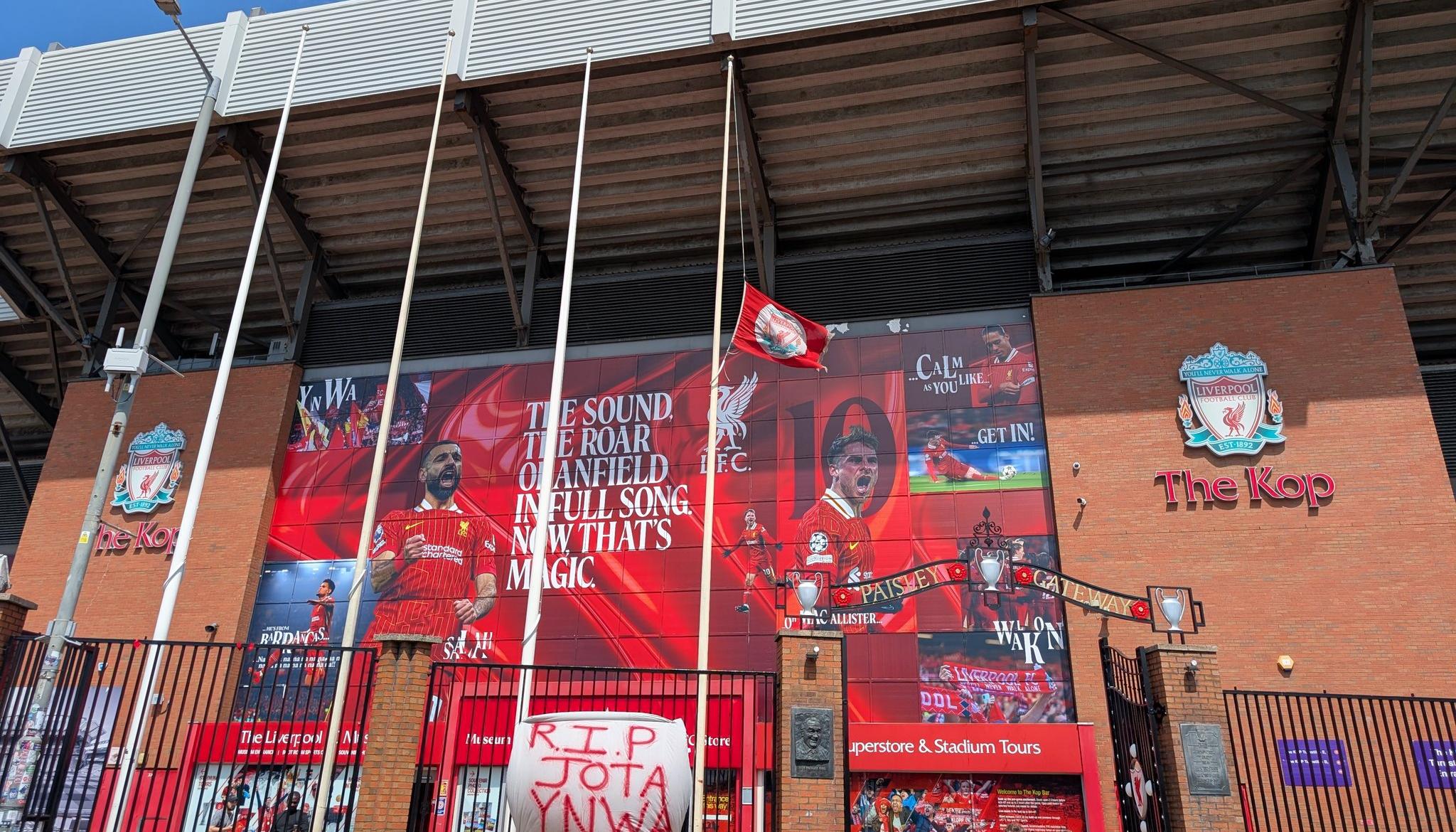 Homenaje a Jota en Anfield.