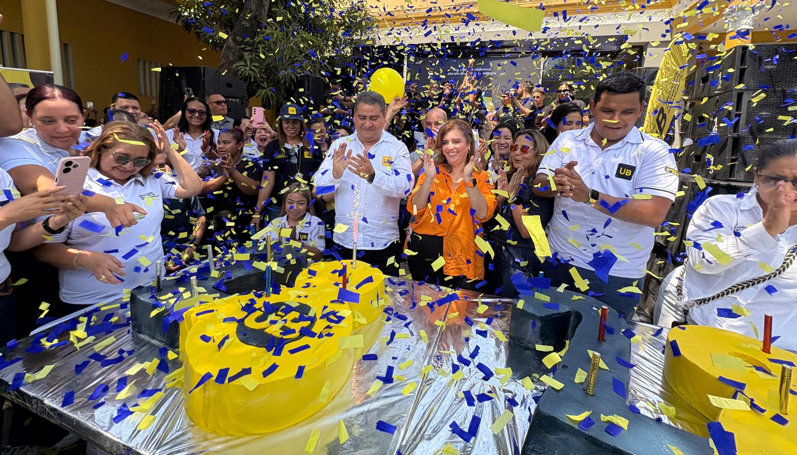 Directivas y comunidad educativa de la IUB en la celebración del aniversario 28 de la universidad. 