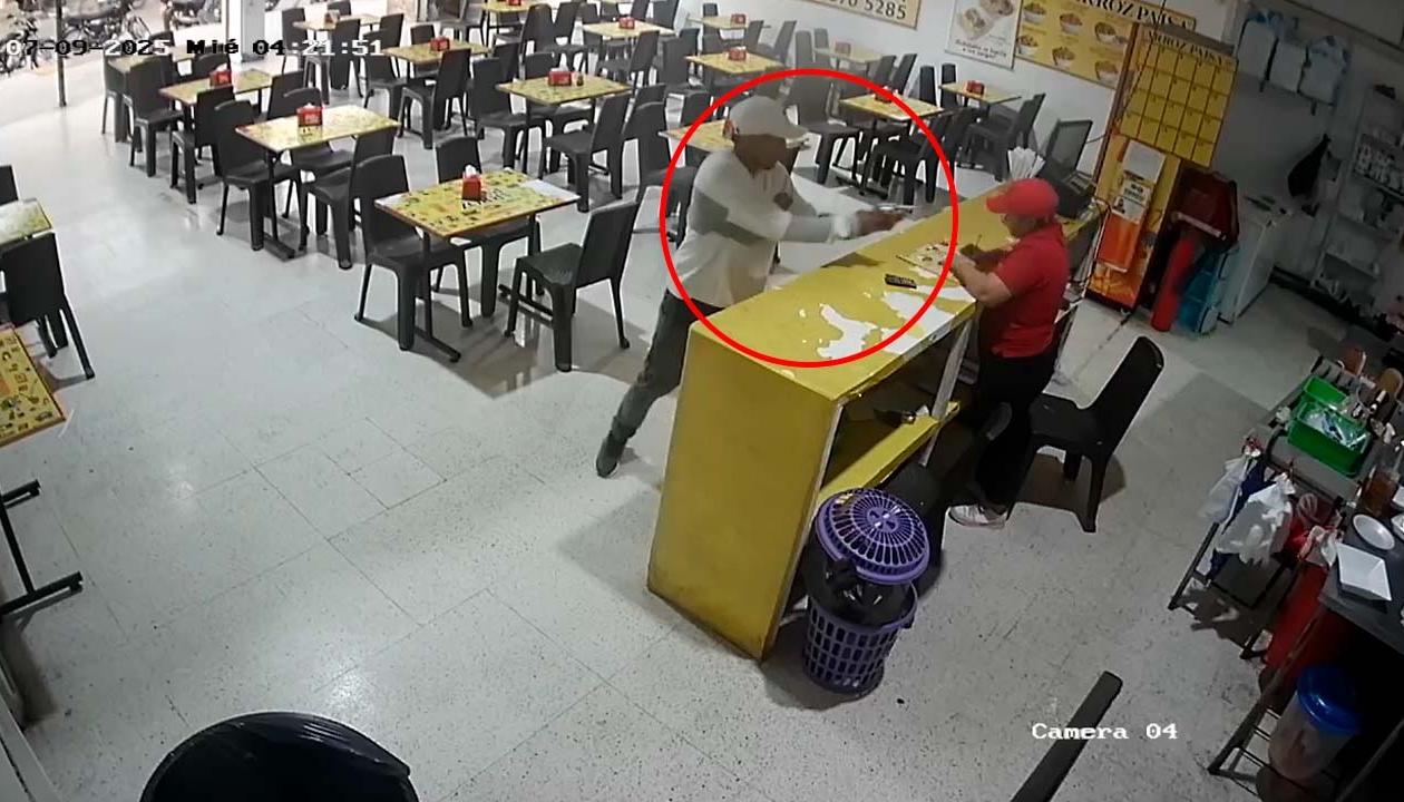 Momento del ataque a bala a la cajera del restaurante.