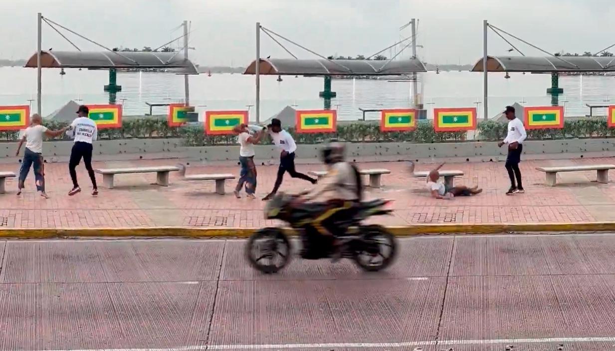 Momento en que el funcionario agredió a la mujer habitante de calle. 