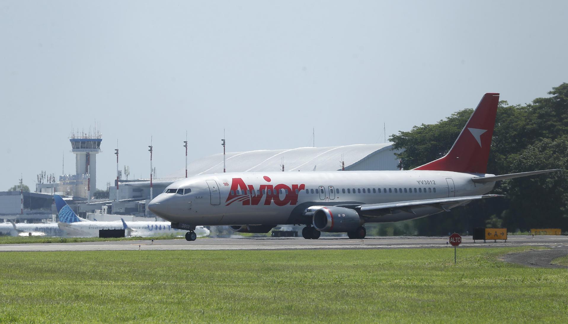 Avión que transportó a venezolanos detenidos en El Salvador