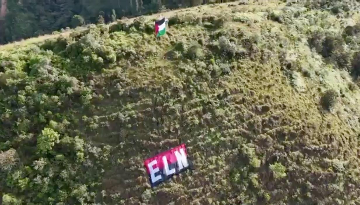 Bandera del ELN y de Palestina divisada en una montaña de Medellín. 
