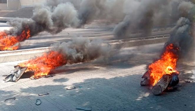 Bloqueo en la Troncal Olaya Herrera, en el barrio El Rosario. 