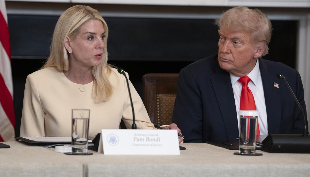 La fiscal general, Pam Bondi y el Presidente de EE.UU., Donald Trump.
