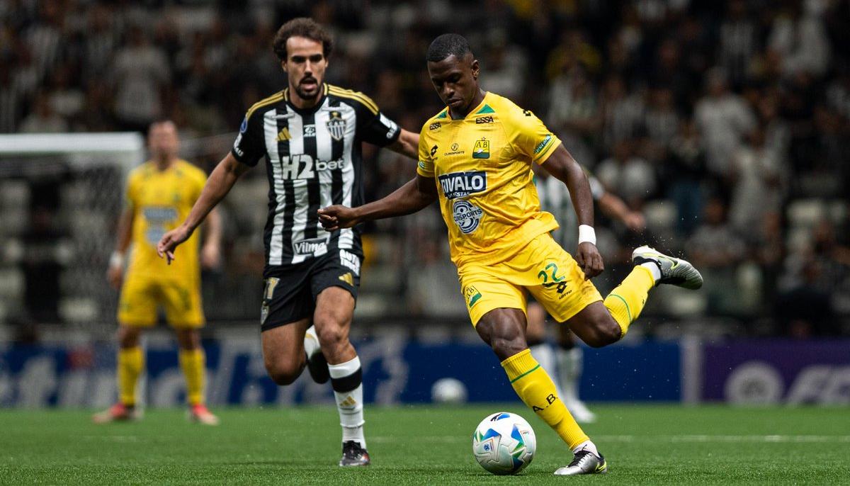 Fabry Castro disputando una pelota con Igor Silveira Gomes.