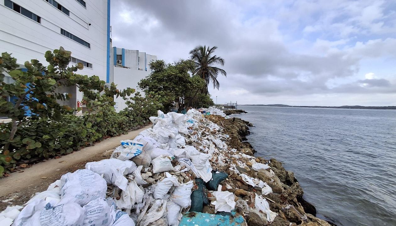 Playas en Cartagena afectadas por impacto ambiental de los sacos de arena plásticos. 