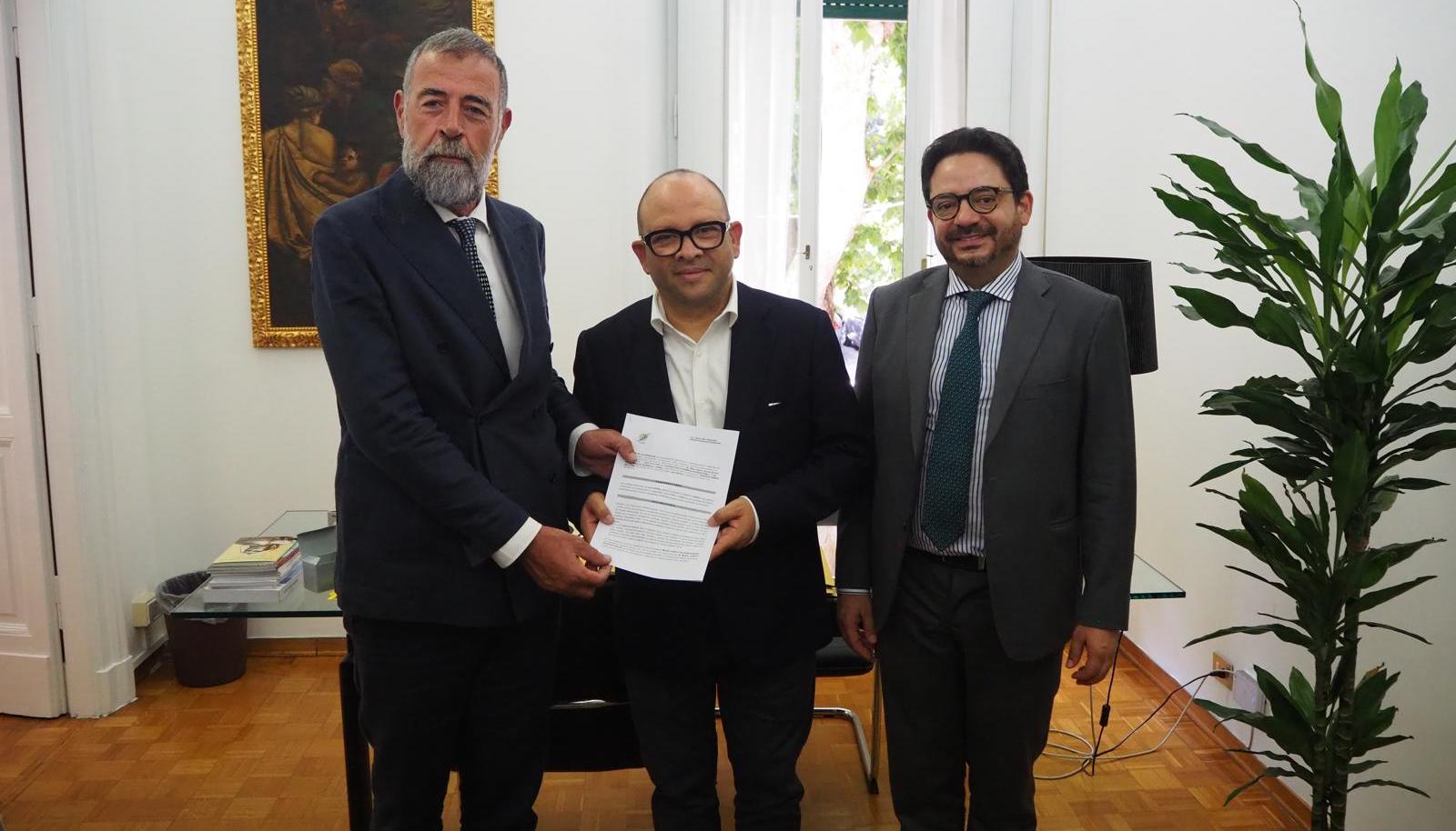 Acto protocolario de la firma del convenio internacional. 