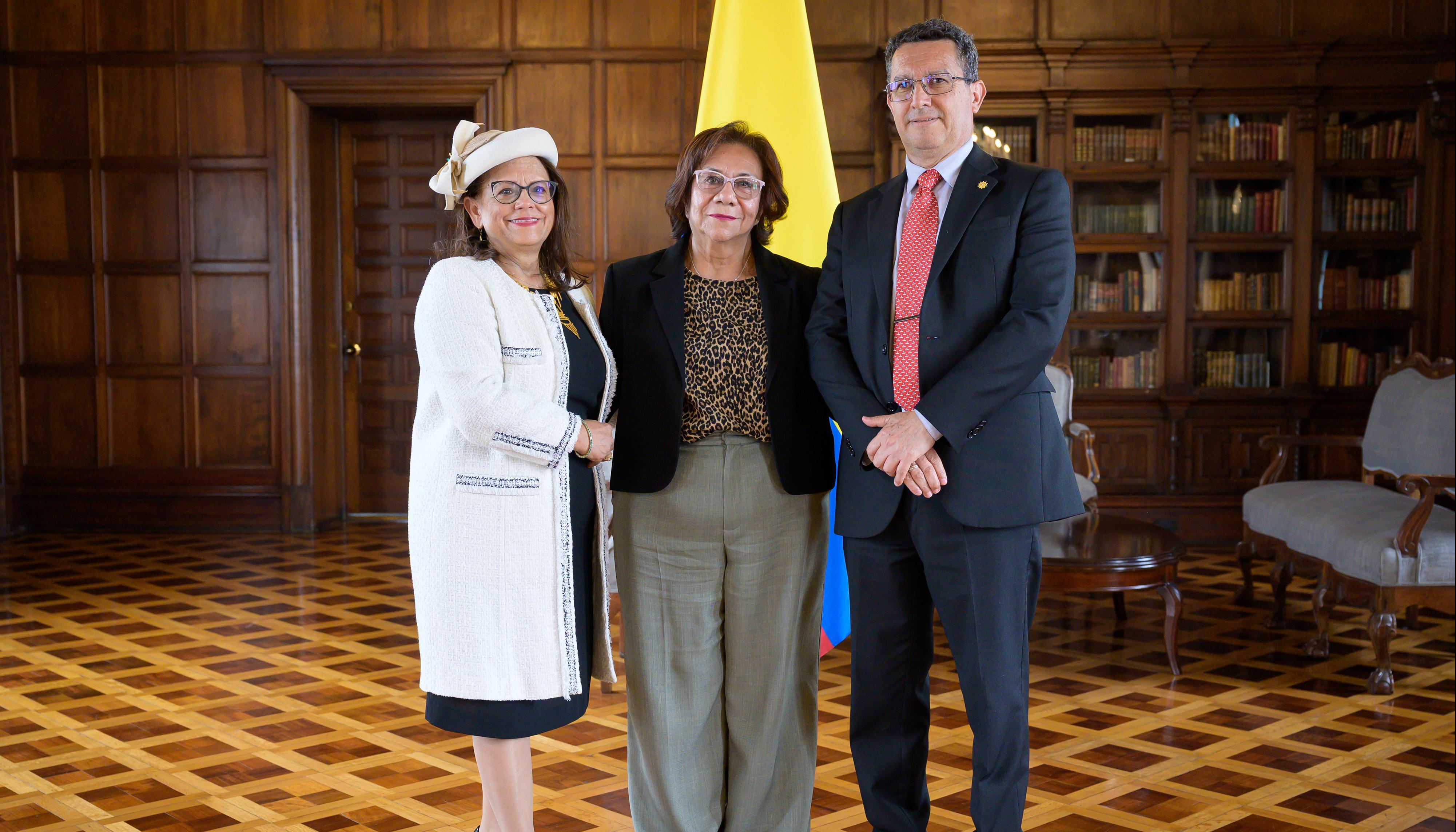 La ministra de Relaciones Exteriores, Rosa Villavicencio, con los nuevos embajadores. 