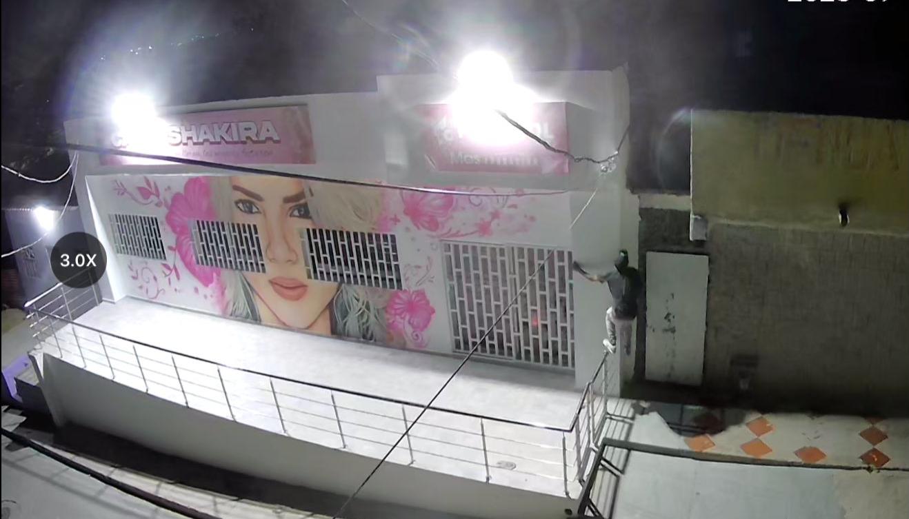 Momentos en que se observa a uno de lo delincuentes en el lugar. 