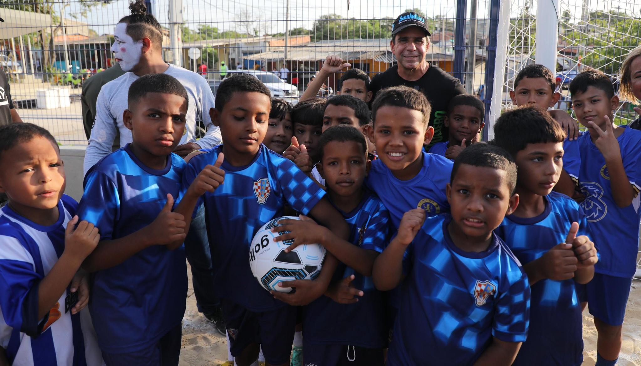 El Alcalde de Barranquilla, Alex Char, con los niños del barrio.