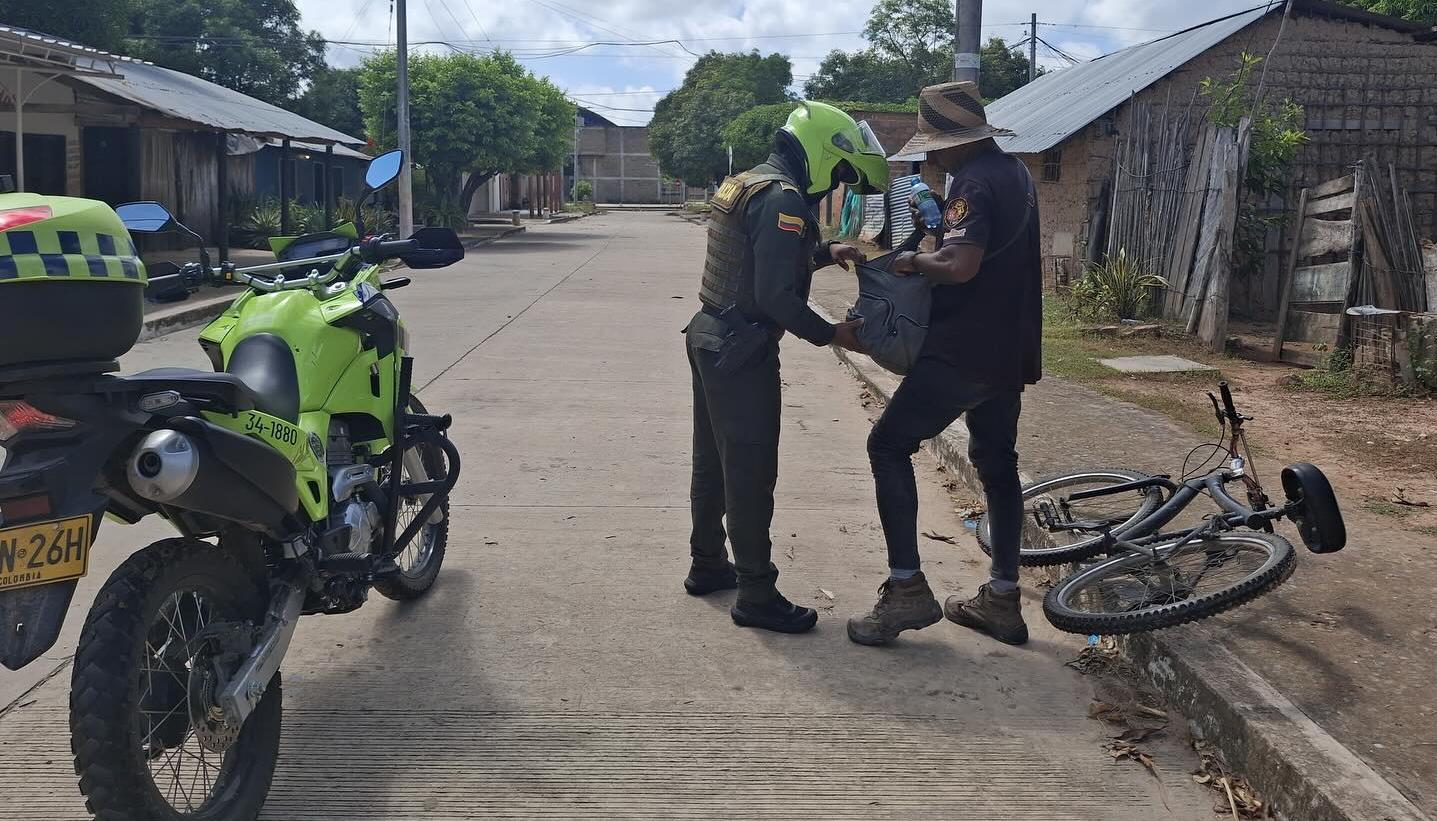 Policía en una requisa en Chiriguaná