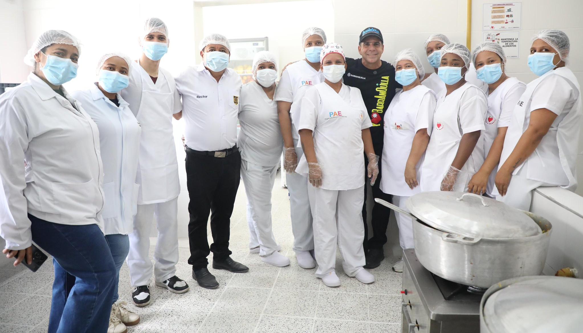 El Alcalde Alex Char entregando la cocina.