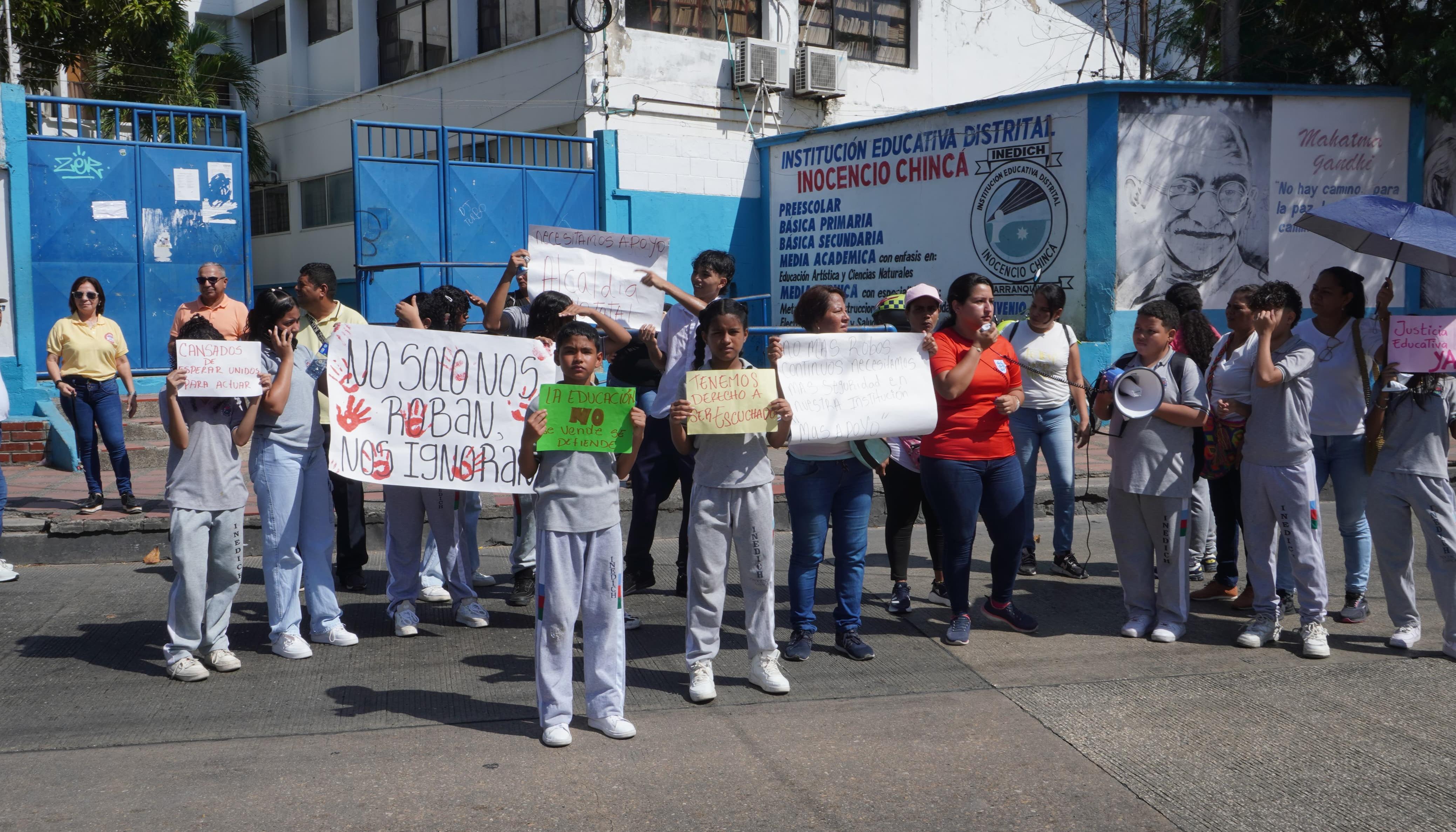 El plantón se realizó en la entrada al colegio. 
