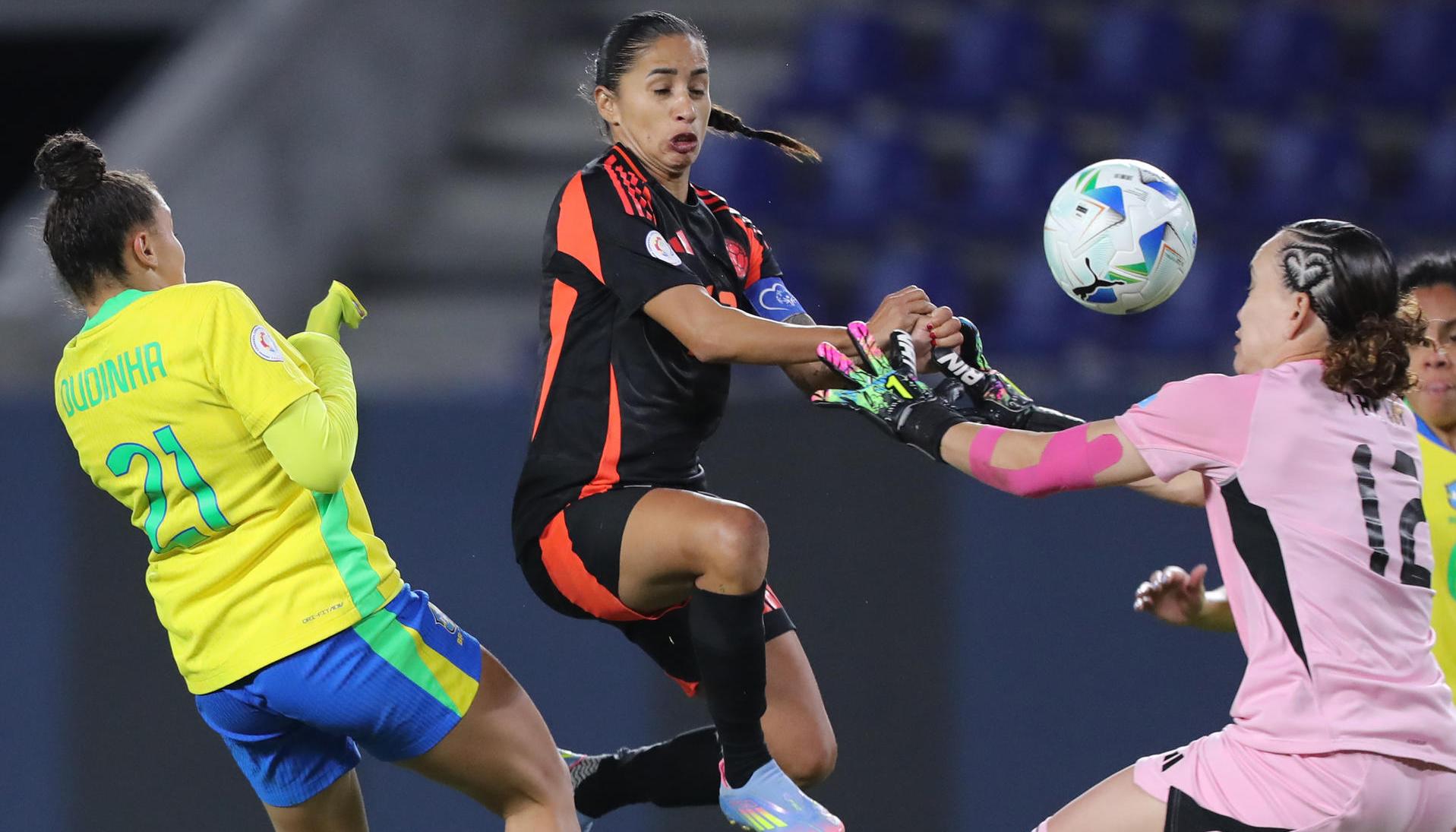 Aspecto del juego de este viernes entre Colombia y Brasil. 