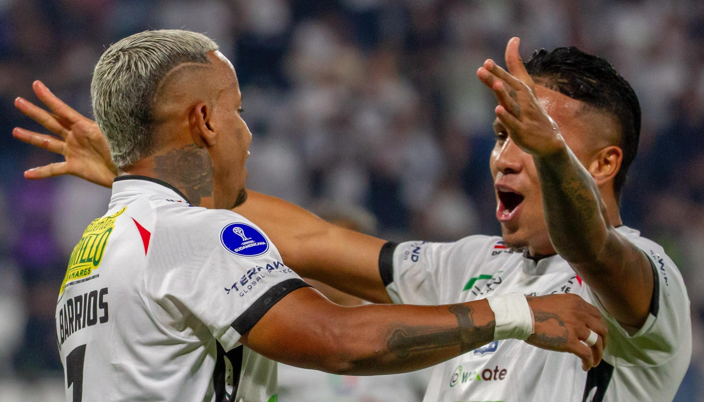Cristian Barrios celebrando su gol.