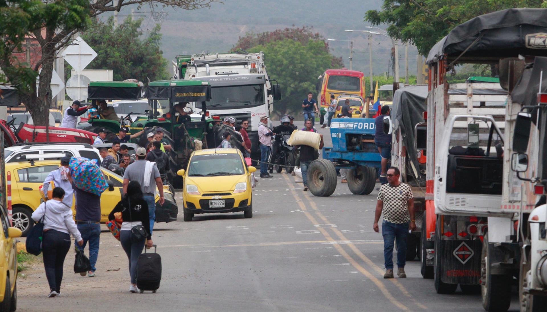 Cultivadores de arroz bloqueando una vía en Cúcuta. 