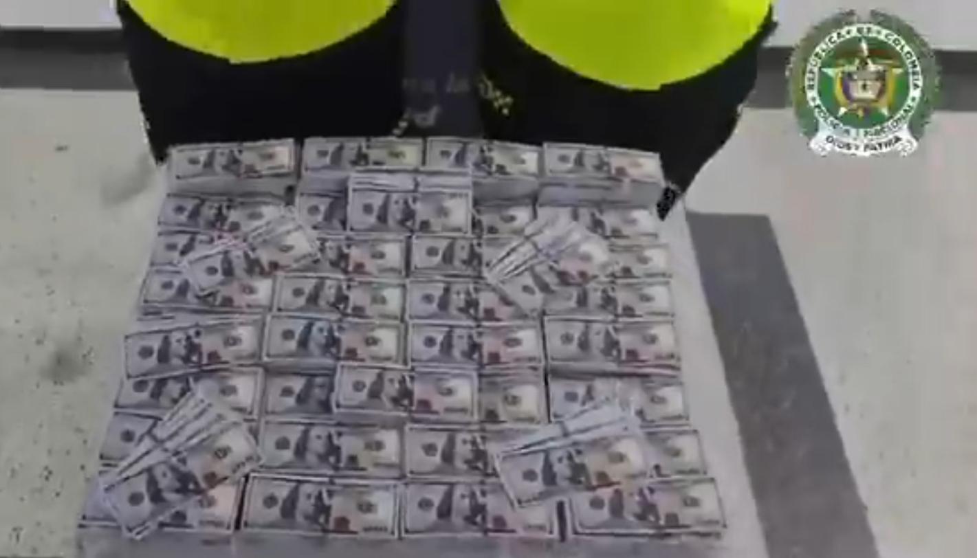 El alijo de billetes eran de 100 dólares.