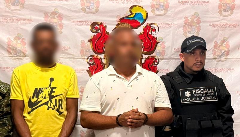 Los dos capturados con el armamento esta tarde en el barrio Villanueva. 