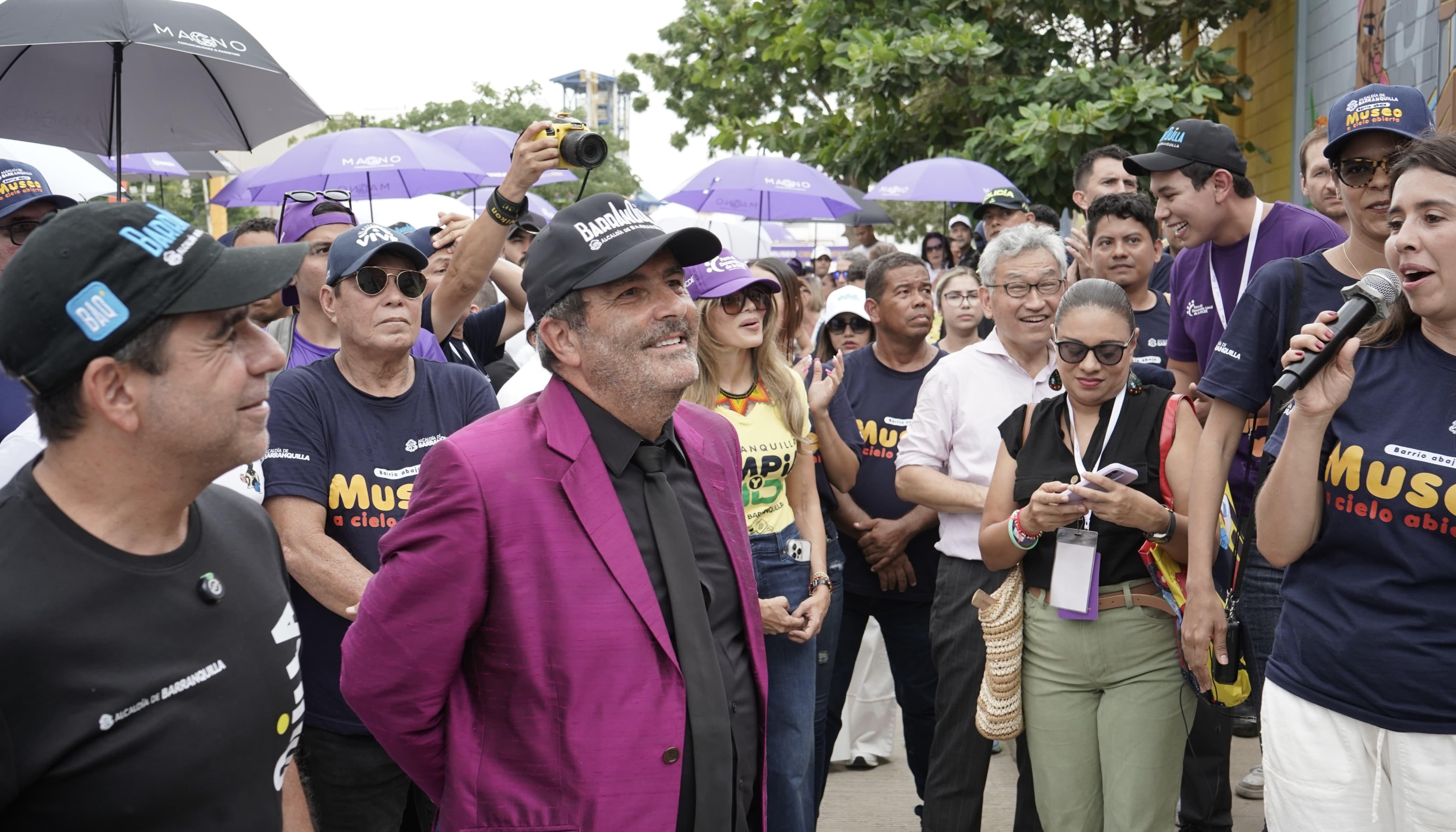Economista Xavier Sala I Martín durante recorrido en barrio Abajo. 
