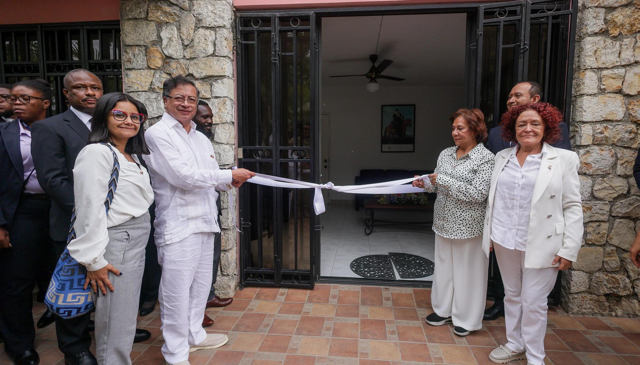 El Presidente Petro dando apertura a la embajada en Haití. 