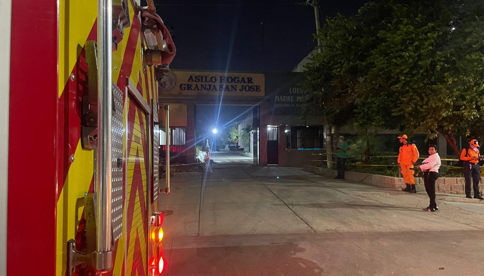 Los bomberos en el lugar de la emergencia. 