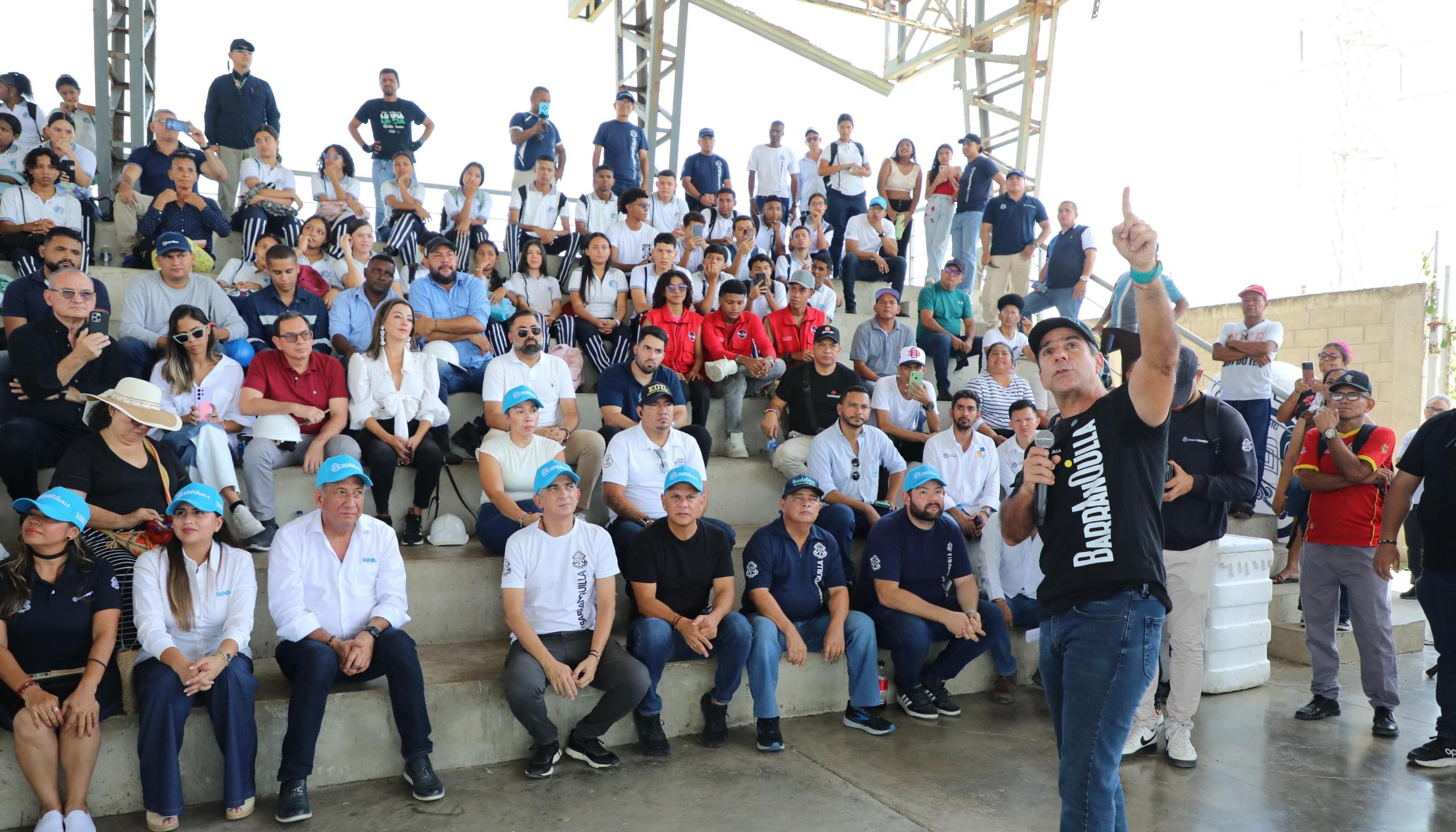Alcalde Alejandro Char durante el anuncio de la construcción de la comunidad energética en Las Gardenias. 