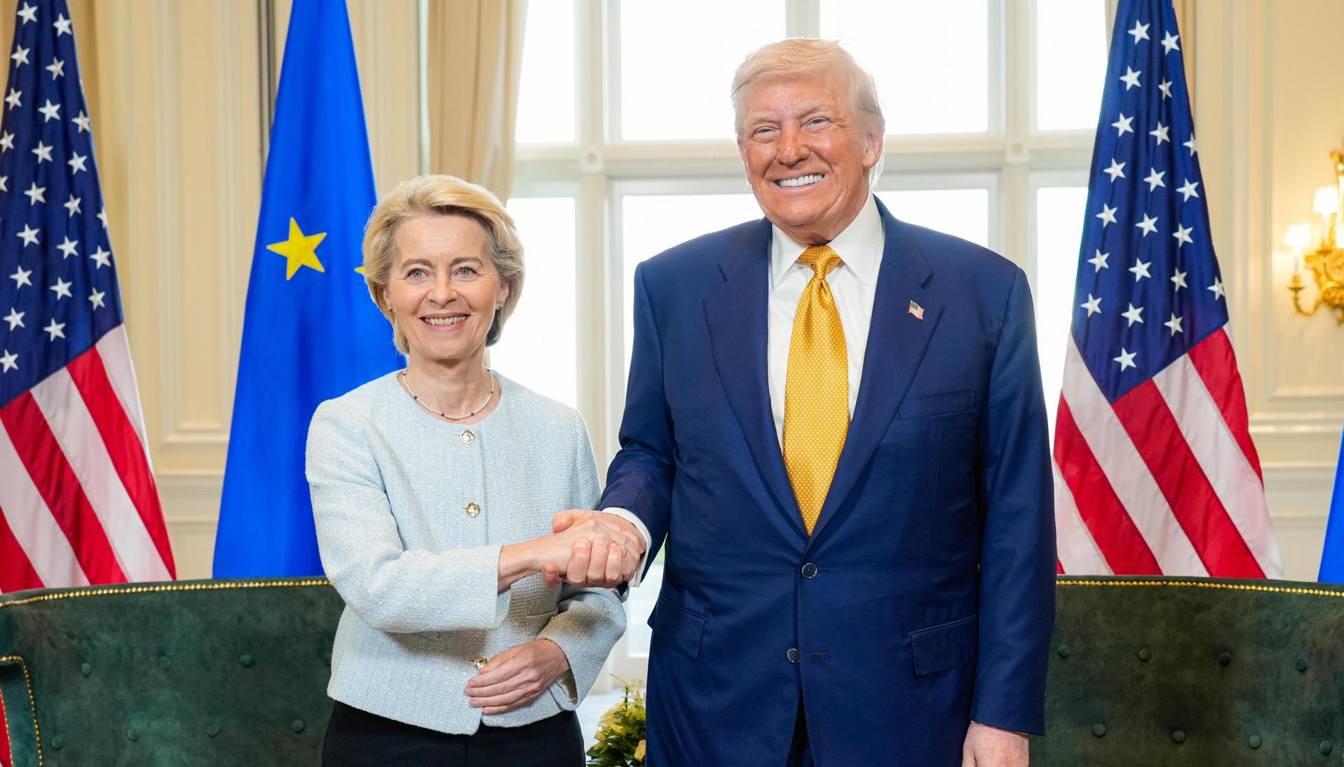 La presidenta de la Comisión Europea, Ursula von der Leyen, posando junto al Presidente de Estados Unidos, Donald Trump.