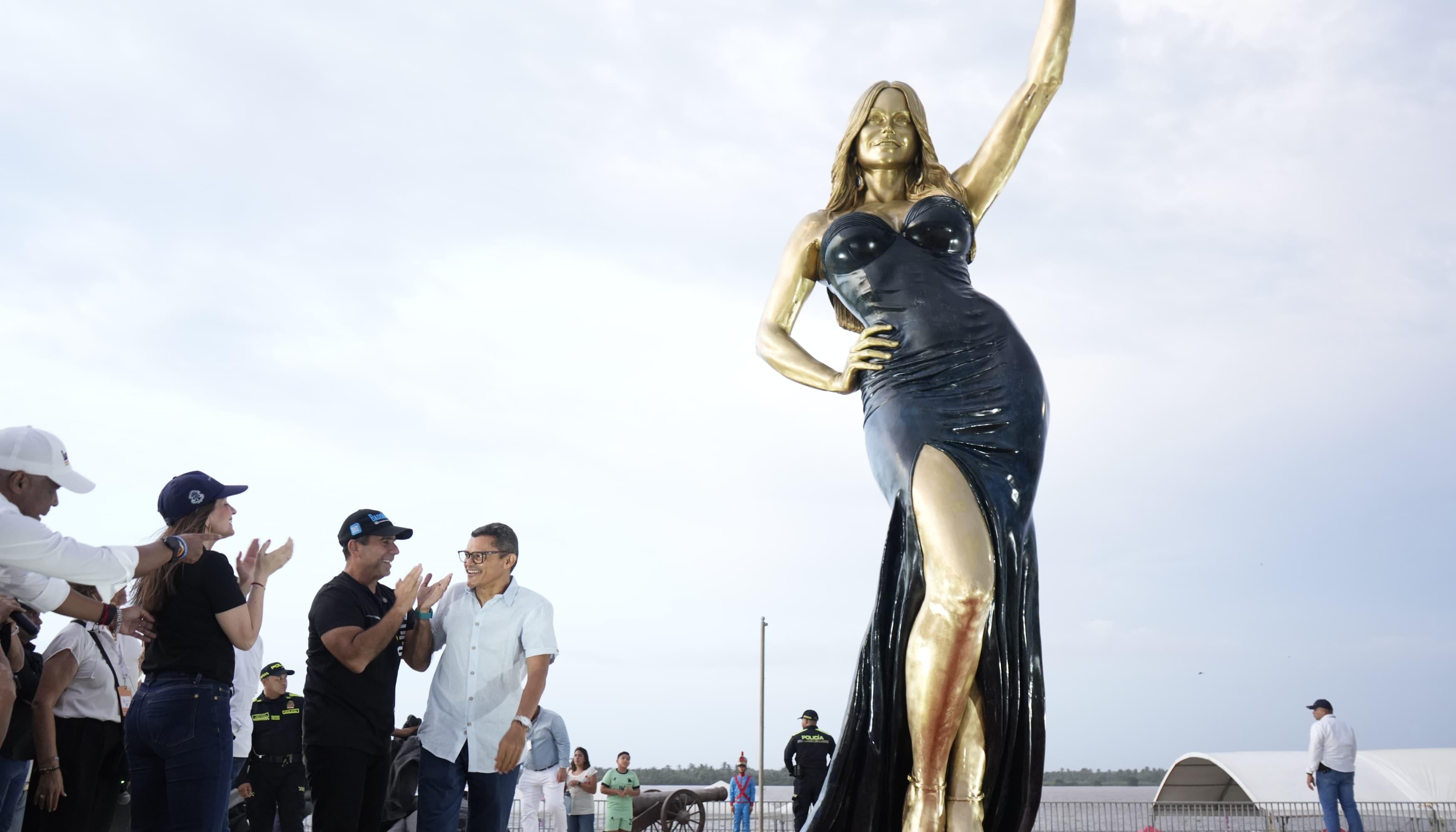 La estatua fue develada el día anterior en el Gran Malecón del Río. 