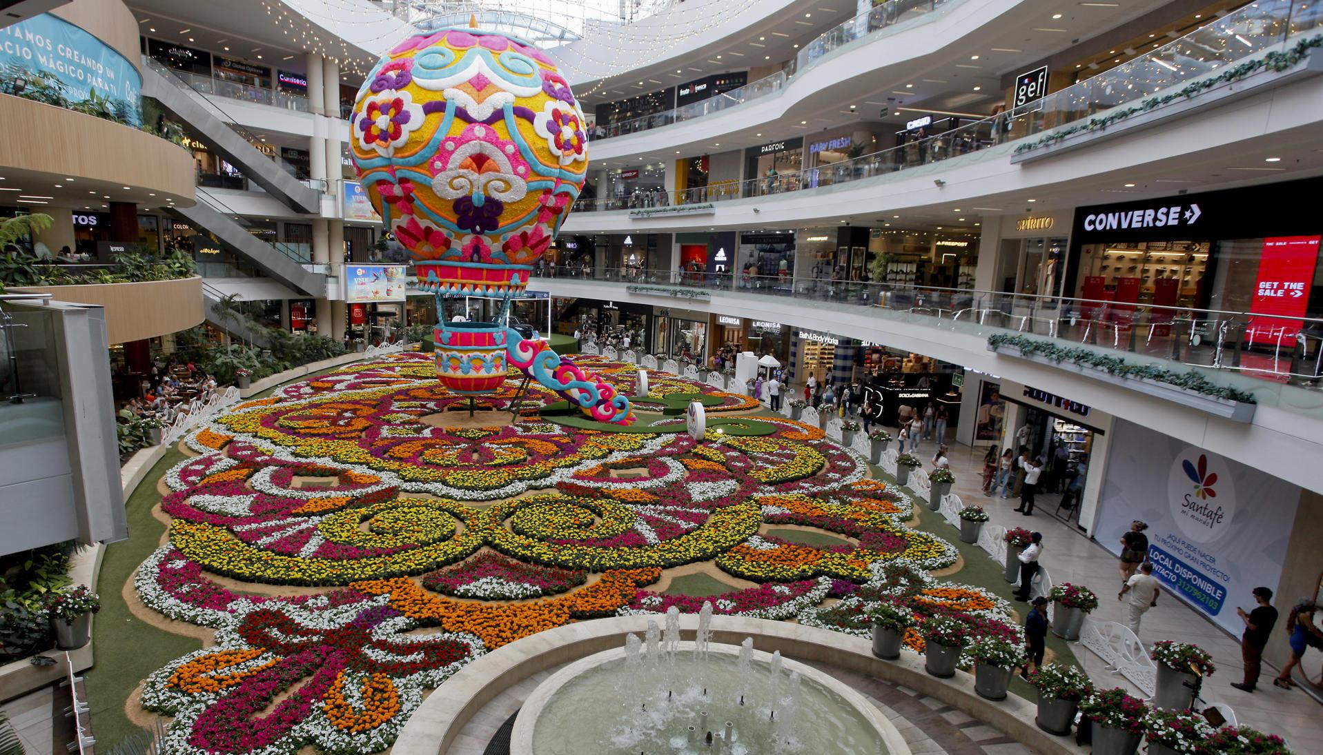 Un tapete elaborado con flores en el centro comercial Santafé en Medellín.