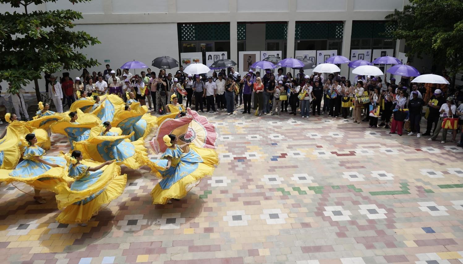 Presentación folclórica en la Fábrica de Cultura.