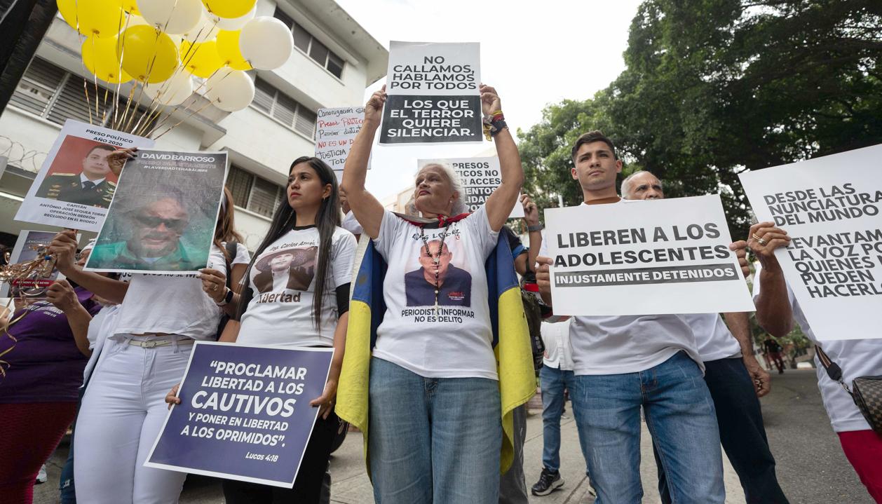 Personas participan en una manifestación por la libertad de los presos políticos.