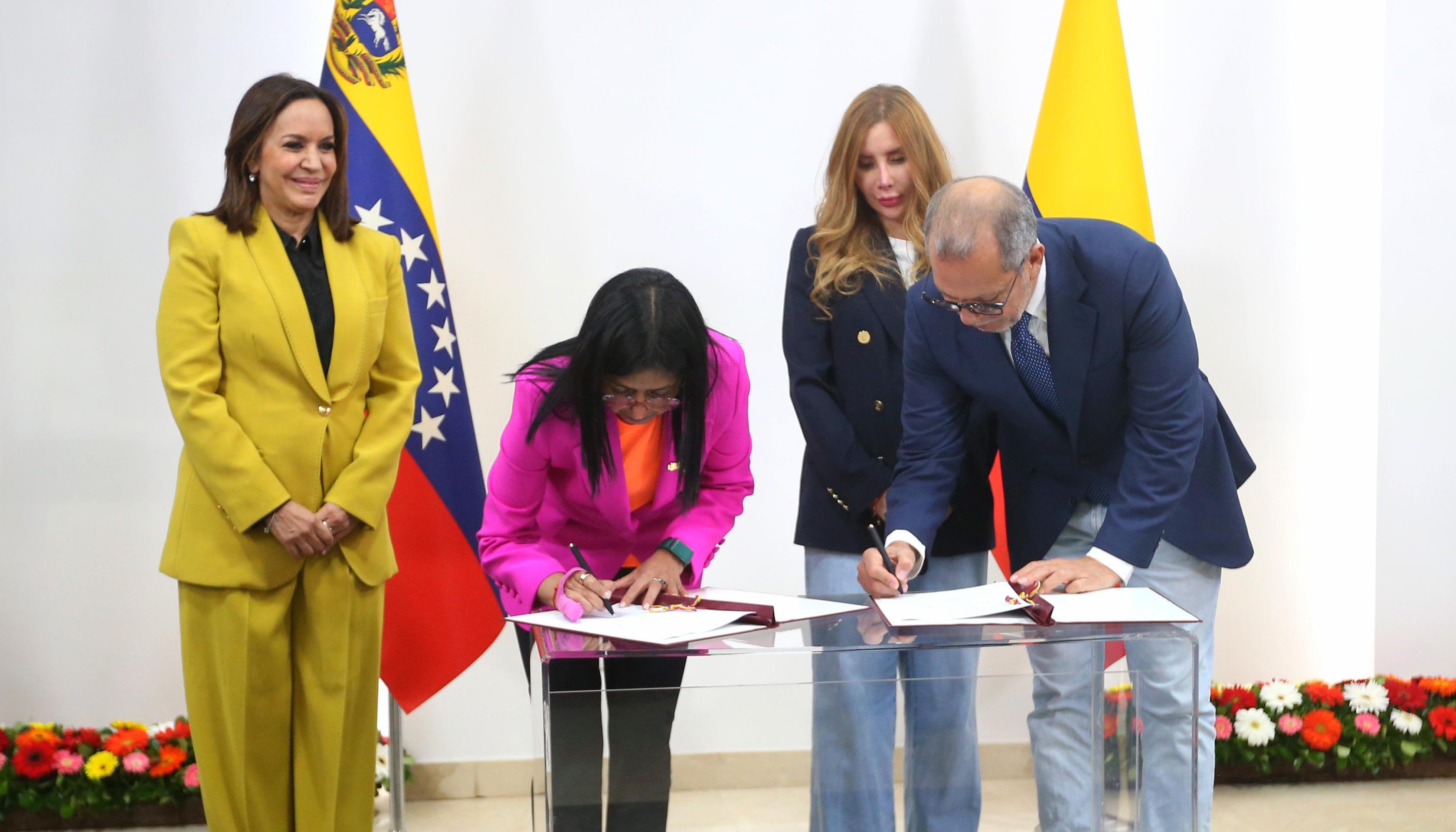 Momento en que se firmó memorando.