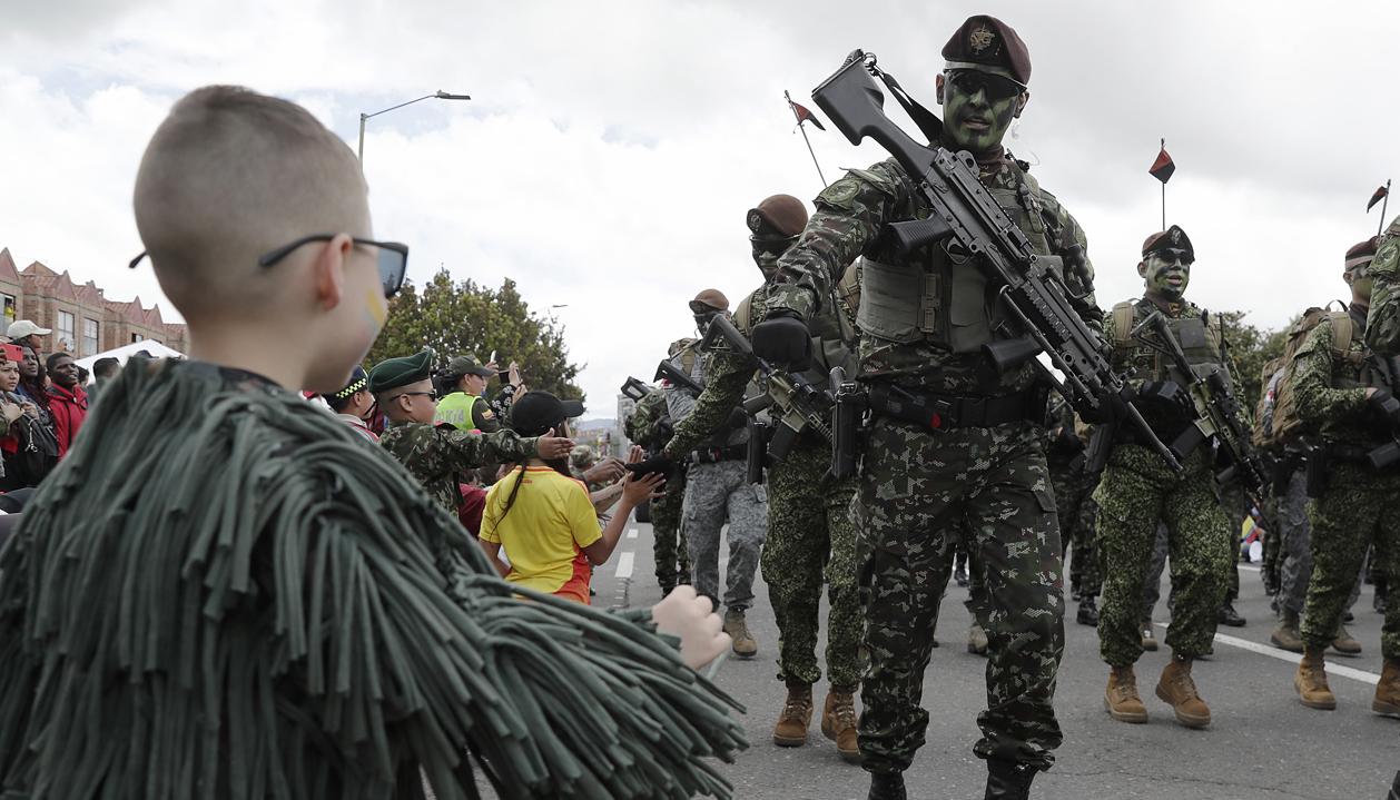 Los niños hicieron parte del desfile.