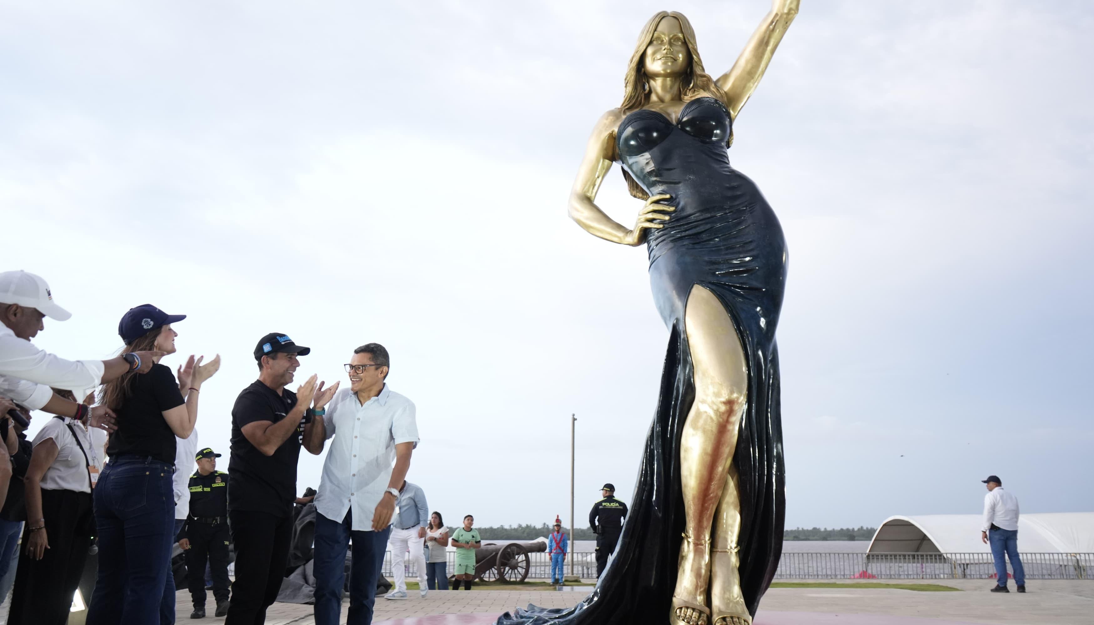 Alcalde Char en la estatua de Sofía Vergara