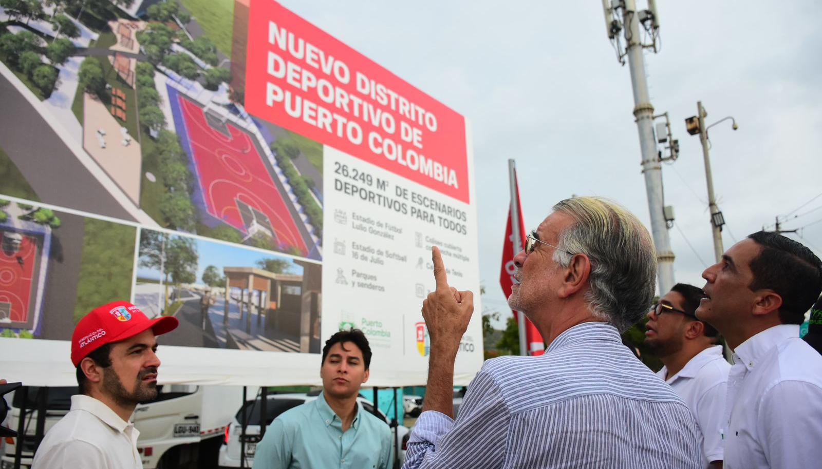 El Gobernador Eduardo Verano observando la valla que informa la construcción de la edificación. 