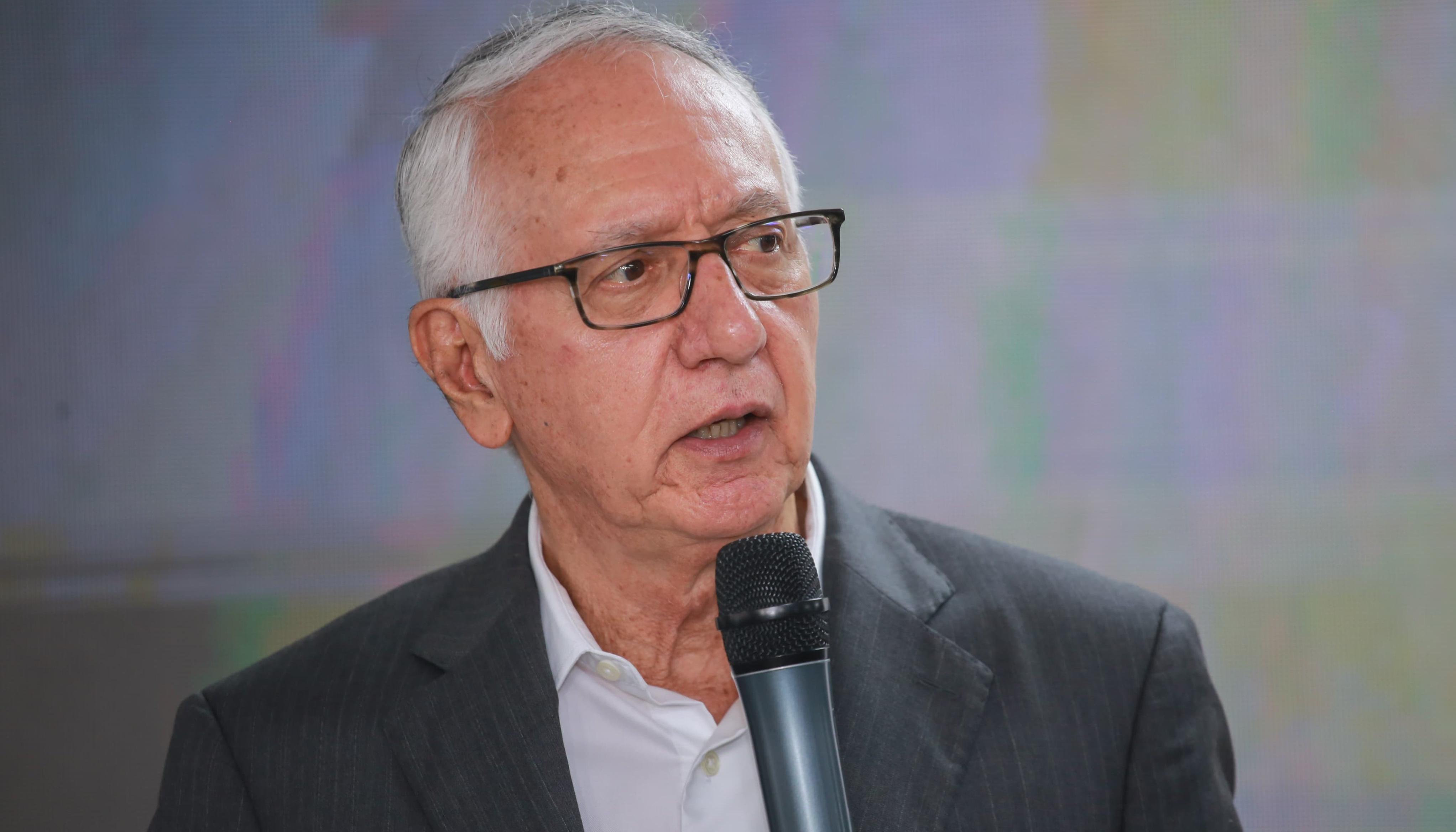 Guillermo Alfonso Jaramillo, Ministro de Salud.