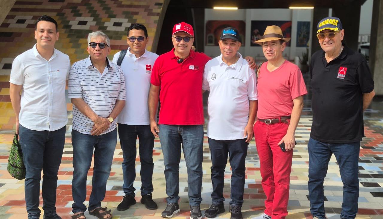 Delegaciones en su visita a la Fábrica de Cultura y el secretario de cultura del Distrito, Juan Carlos Ospino. 