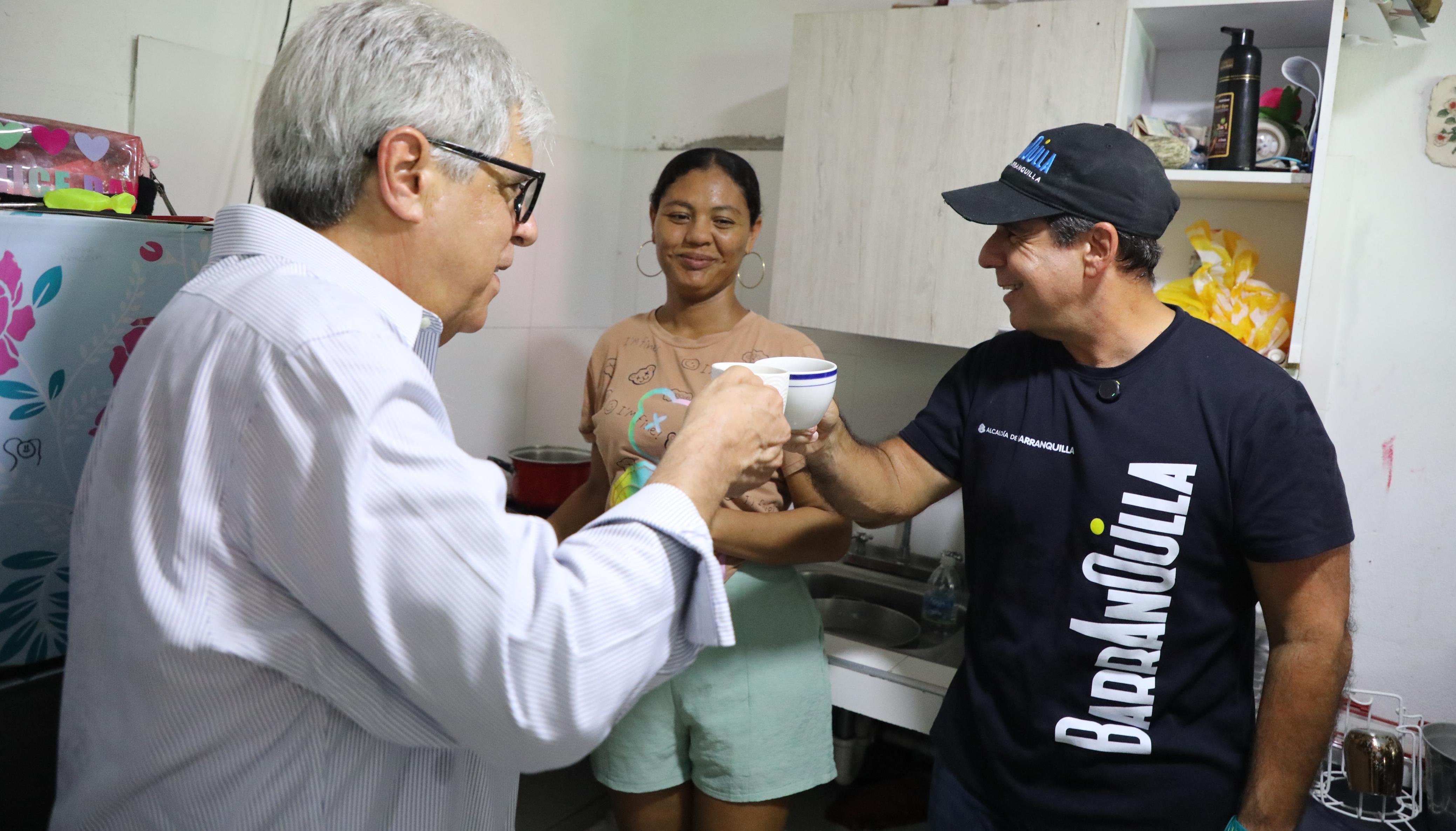 Alcalde Alejandro Char junto al gerente de Gases del Caribe, Ramón Dávila, y Yuliany De la Matta, beneficiaria.