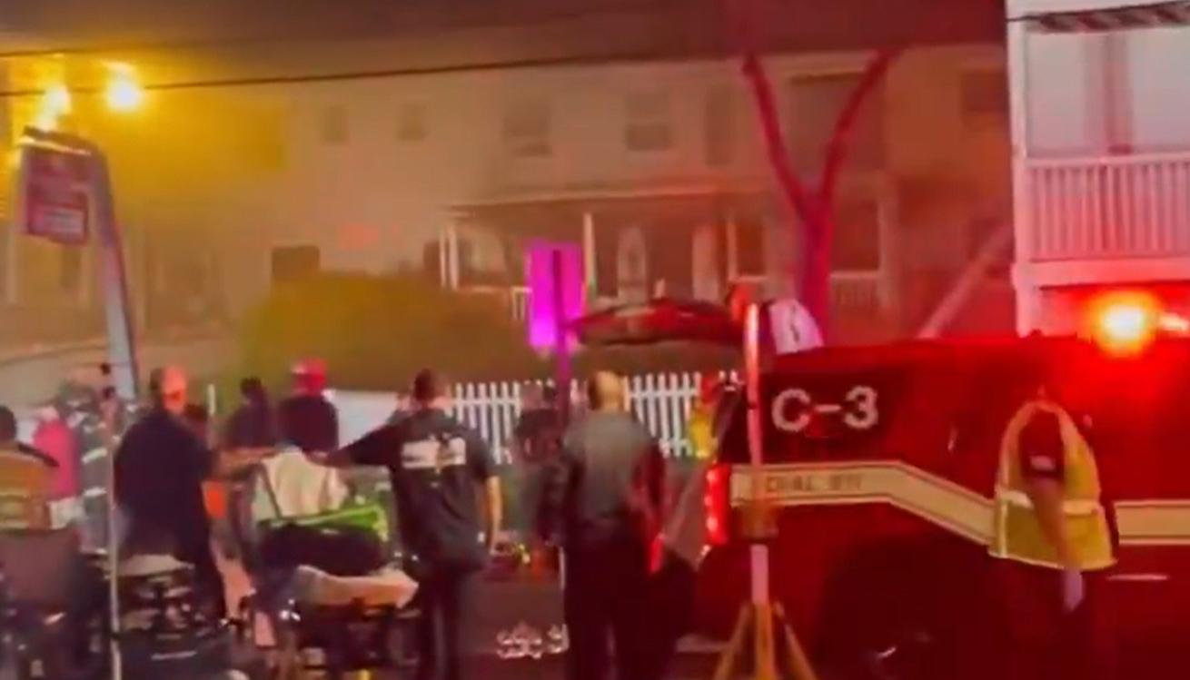 Bomberos controlaron el incendio en la residencia.